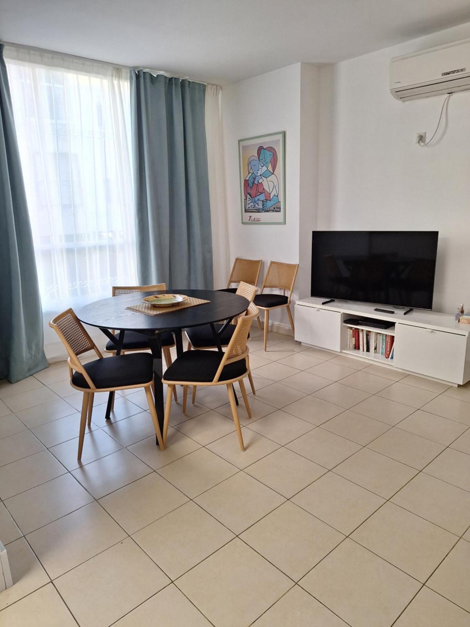 Amazing Apartment For 3 Guests Steps From The Beach Netanya Extérieur photo