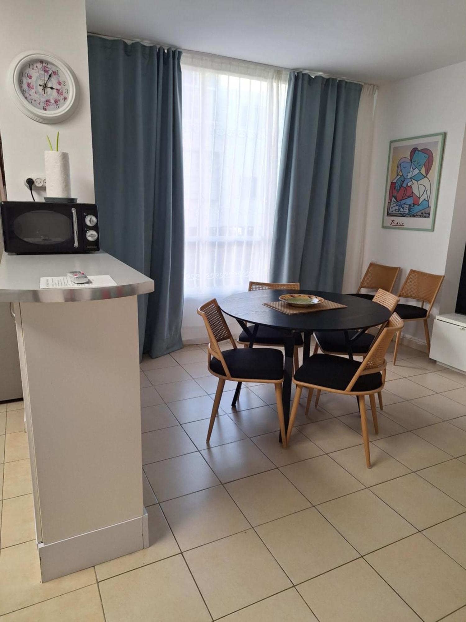 Amazing Apartment For 3 Guests Steps From The Beach Netanya Extérieur photo