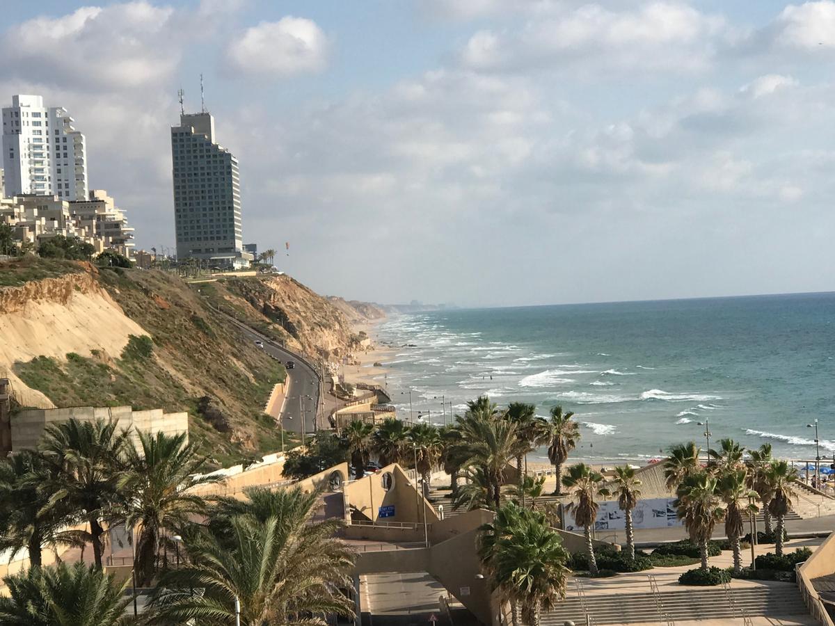 Amazing Apartment For 3 Guests Steps From The Beach Netanya Extérieur photo